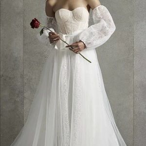 It was my wedding dress and I never got to wear it it’s a size 2 or 4 must goo